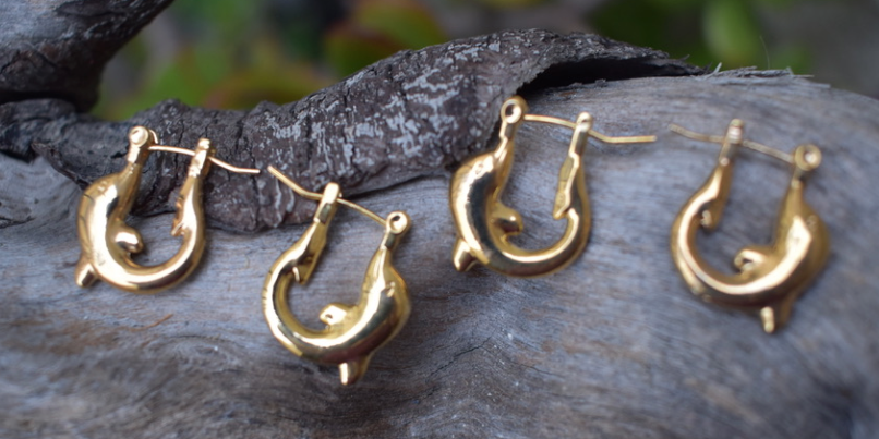 Two pairs of 1970-80's vintage gold tone dolphin hoop earrings 10 mm diameter
